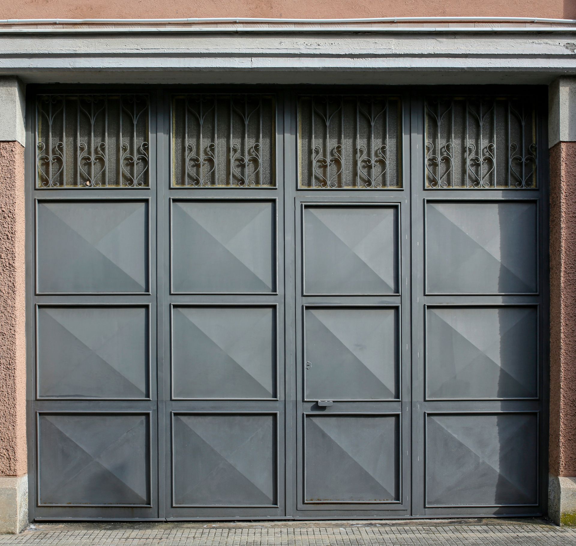 4 Garage Door Materials for High Wind Areas